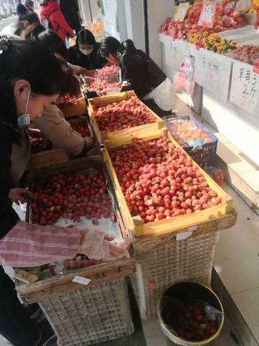 亲亲水果超级工厂店(长江西路店)-"开在市中心的一家水果店,面积还是